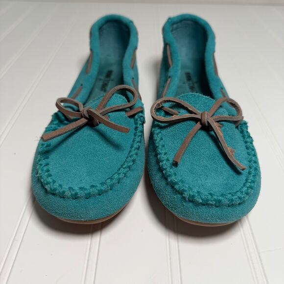 Minnetonka Women’s 8 Moccasins Turquoise Leather Slippers Rubber Sole 69727 - Picture 3 of 8